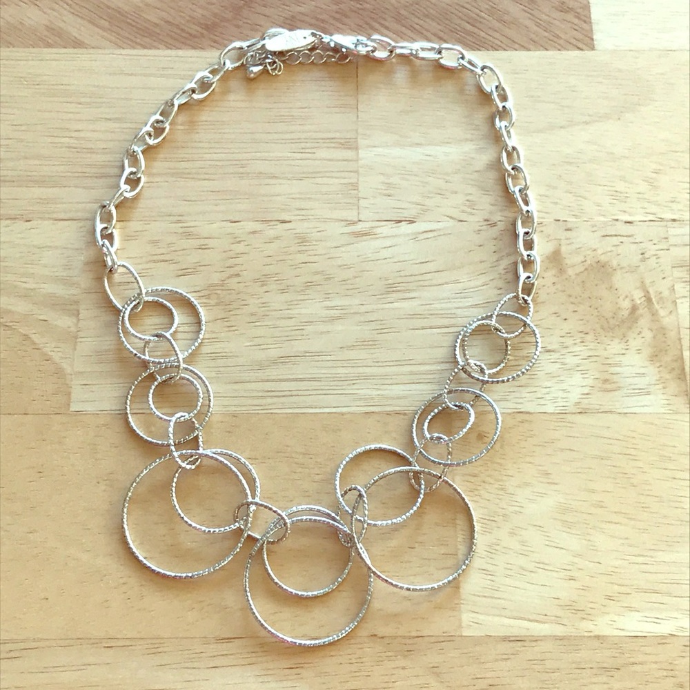 Chic silver hoop necklace